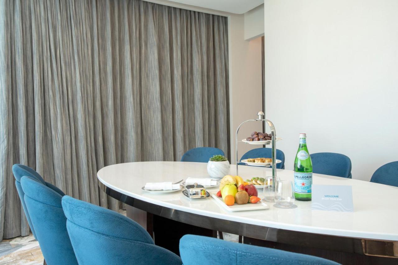 Century Marina Hotel - Lusail Exterior foto A table with a bottle of mineral water